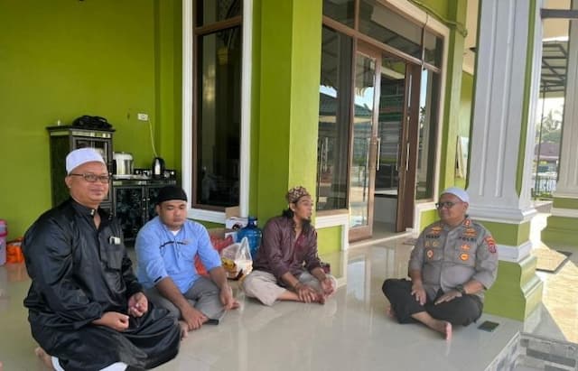 bincang_bincang_kamtibmas_kapolres_tanjungbalai_sambangi_ustadz_dan_warga
