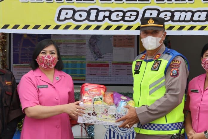 bingkisan_penyemangat_ibu_bhayangkari_untuk_petugas_pos_pengamanan_tahun_baru