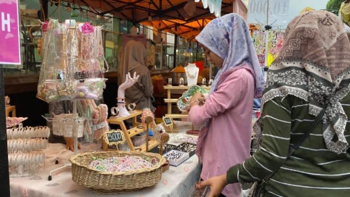 bisnis_manik_manik_hasilkan_omzet_jutaan_rupiah_per_hari