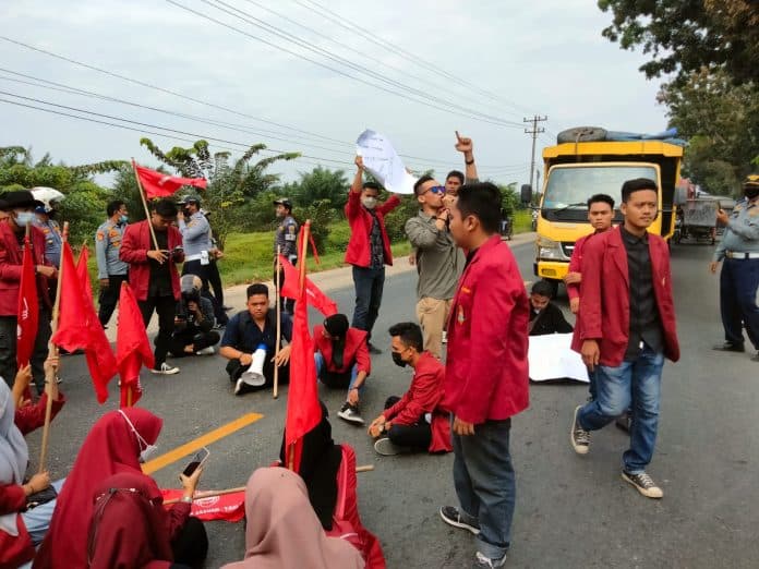 blokir_jalan_lintas_mahasiswa_di_asahan_demo_tolak_rehab_rumah_dinas_wali_kota_rp_22_miliar