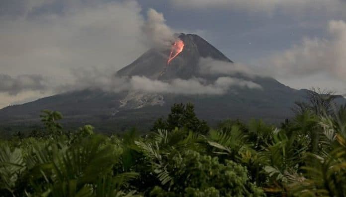 bnpb_sebut_aktivitas_gunung_merapi_berpotensi_keluarkan_guguran_lava