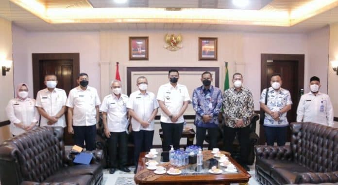 bobby_berbagi_informasi_dengan_bupati_aceh_timur_soal_pengembangan_wisata_kuliner