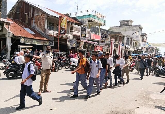 bolos_jam_belajar_satpol_pp_batu_bara_jaring_puluhan_anak_sekolah