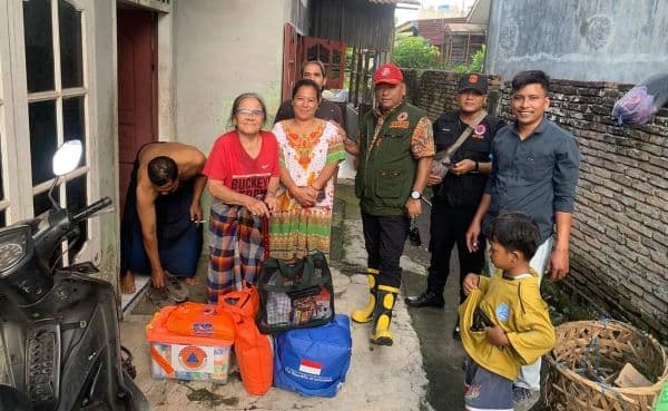 bpbd_binjai_serahkan_bantuan_logistik_tanggap_darurat_ke_korban_banjir