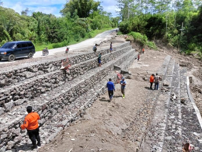 bpbd_simalungun_tinjau_proyek_tembok_penahan_di_kelurahan_raya