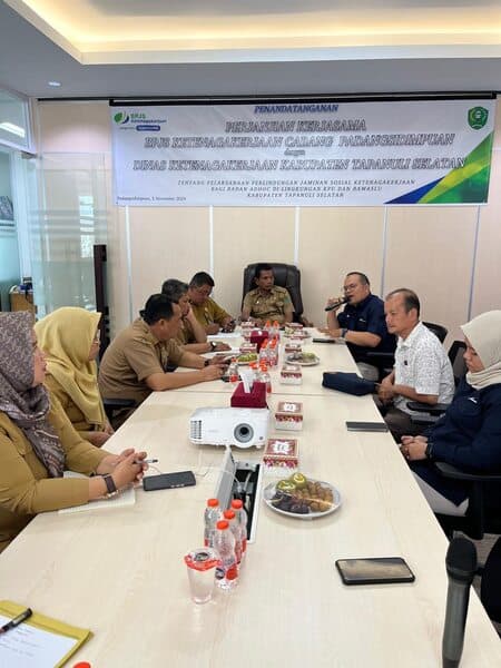 bpjs_ketenagakerjaan_dan_disnaker_tapsel_teken_kerja_sama_7822_penyelenggara_pilkada_terlindungi