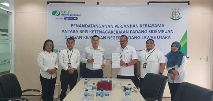 bpjs_ketenagakerjaan_padangsidimpuan_dan_kejari_paluta_tandatangani_mou