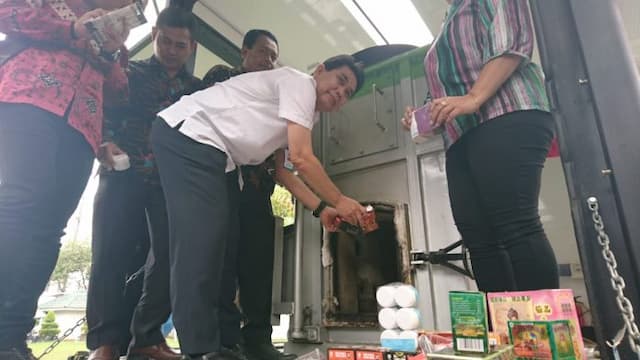 bppom_medan_musnahkan_produk_ilegal_senilai_rp11_miliar