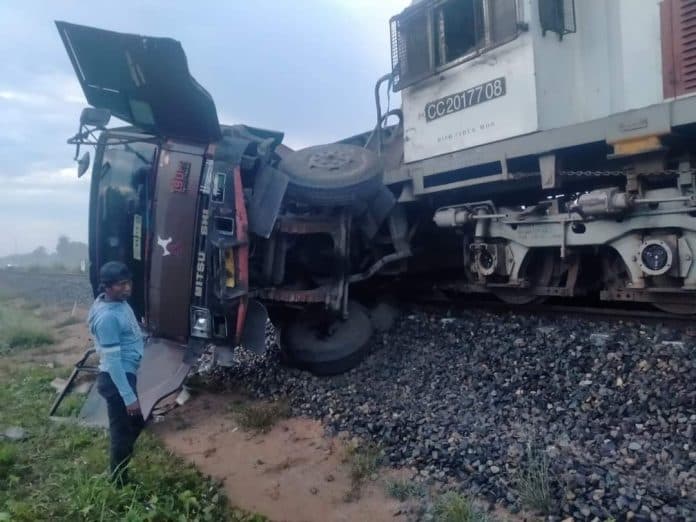 brak_kereta_api_hantam_dump_truk_di_perbaungan