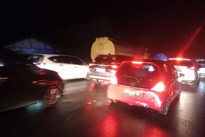 breaking_news_jalan_sibolangit_menuju_medan_macet_parah