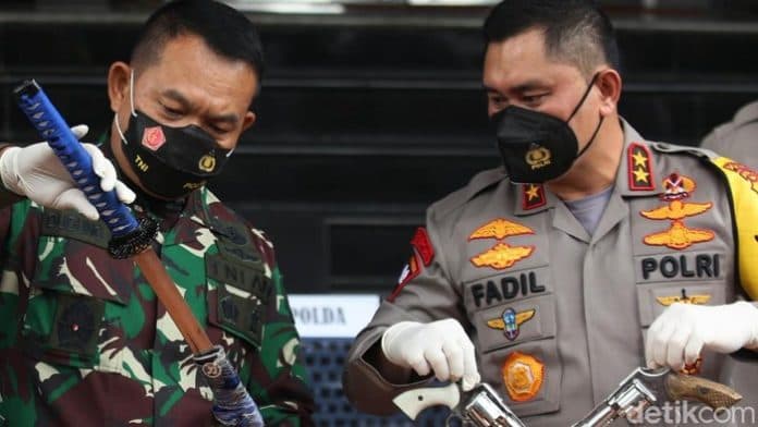 breaking_news_serang_polisi_6_pengikut_habib_rizieq_shihab_tewas_ditembak