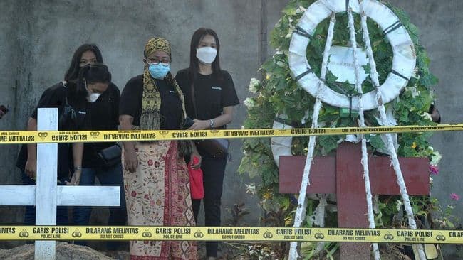 brigadir_j_dimakamkan_kembali_dengan_upacara_kepolisian_obati_hati_orang_tua