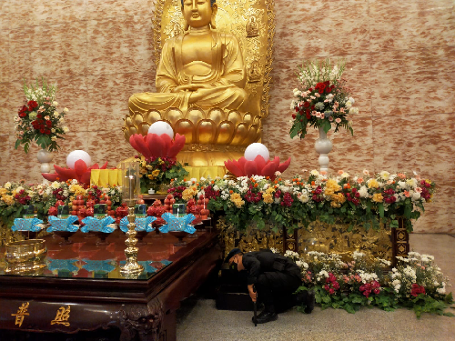 brimob_polda_sumut_sterilisasi_vihara_saat_waisak