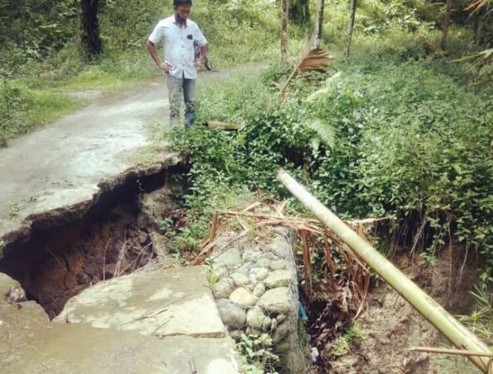 bronjong_dikerjakan_asal_jadi_jalan_desa_pamah_sergai_ambruk_ke_jurang