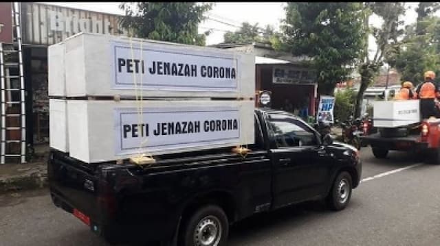 buat_efek_kejut_peti_jenazah_corona_diarak_keliling_kota_banjarnegara