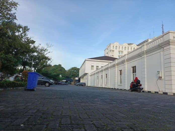 bukan_cuti_bersama_pukul_0745_wib_parkiran_pemprov_sumut_masih_sunyi_dan_lengang