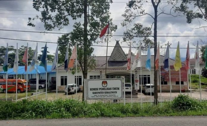 buntut_tiga_komisioner_berada_di_rumah_caleg_terpilih_aliansi_suara_rakyat_simalungun_demo_kpu