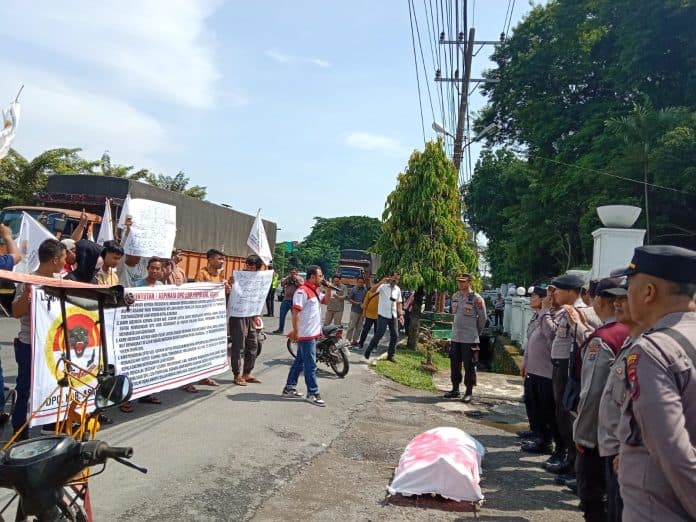 bupati_asahan_didemo_lsm_plesiran_keluar_negeri_ajak_sejumlah_kadis_tanpa_izin_mendagri