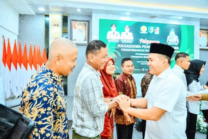 bupati_batu_bara_zahir_lepas_14_penerima_beasiswa_sawit