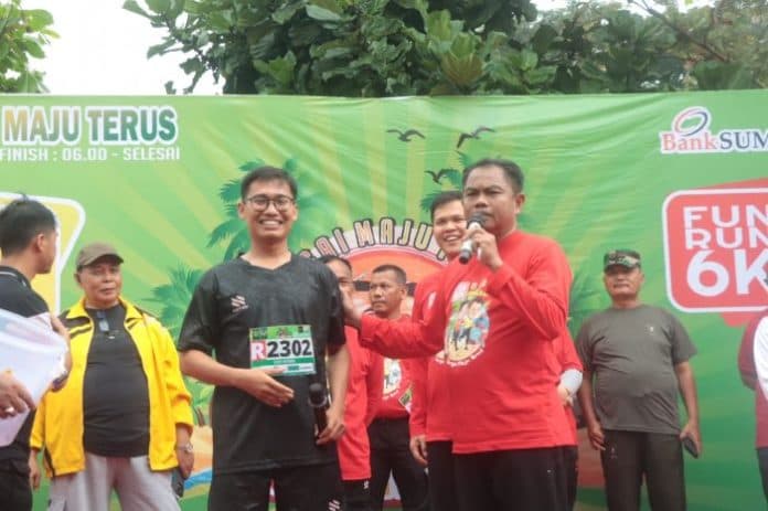 bupati_dan_wabup_sergai_meriahkan_fun_run_wisata_2024_di_pantai_cermin