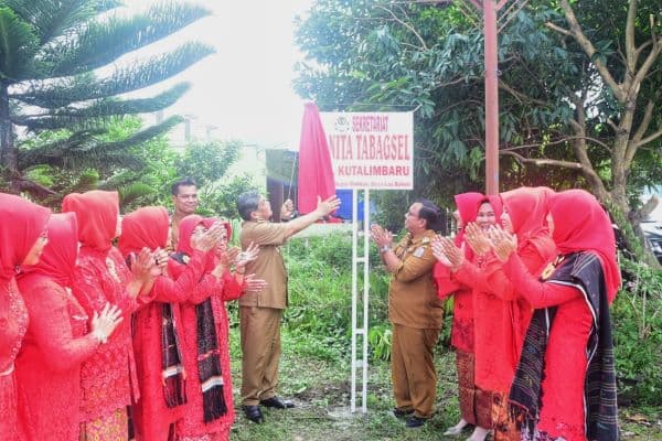 bupati_deli_serdang_lantik_pengurus_wanita_tabagsel_kecamatan_kutalimbaru