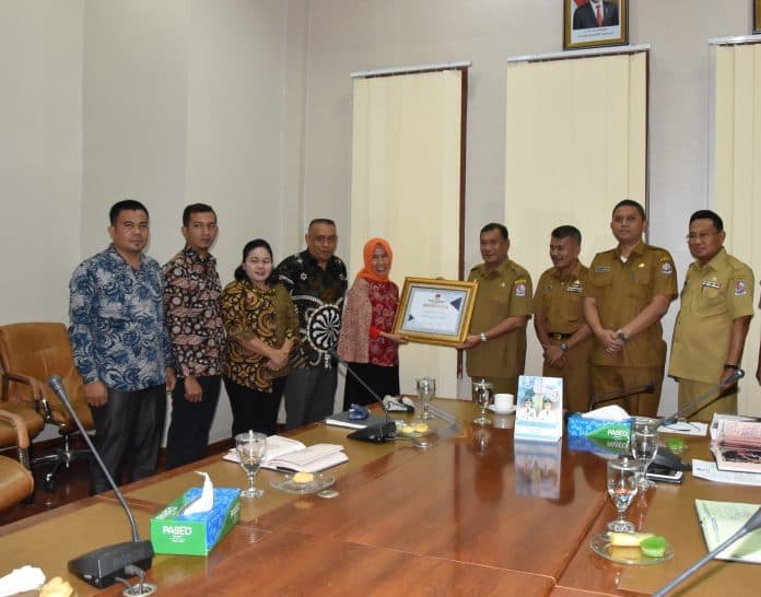 bupati_deli_serdang_terima_penghargaan_dari_kpu