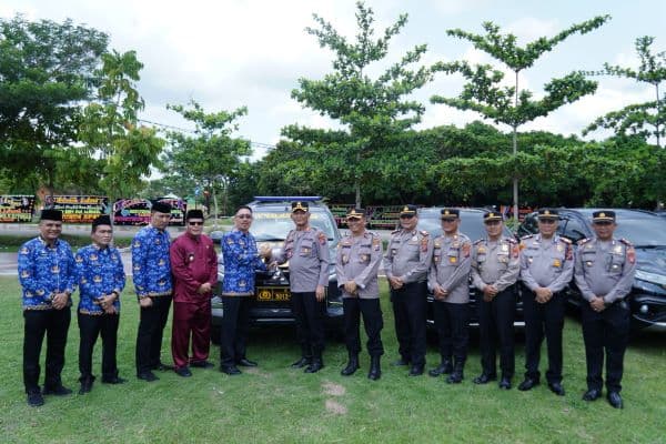 bupati_edimin_hibahkan_6_unit_mobil_operasional_untuk_polres_labusel