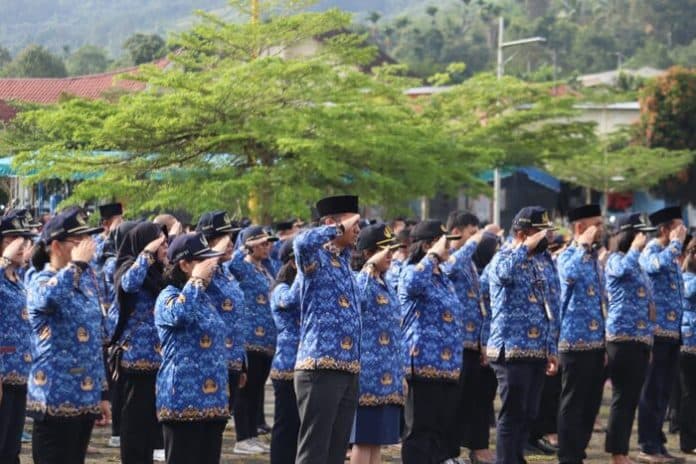 bupati_franc_bernhard_tumanggor_pimpin_upacara_hari_otda_ke_28