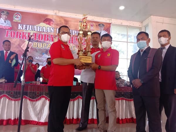 bupati_inginkan_atlet_karateka_toba_bersikap_batak_naraja_jujur_dan_disiplin