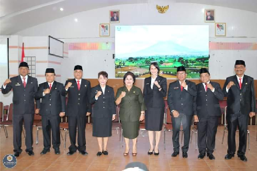 bupati_karo_lantik_8_pejabat_pimpinan_tinggi_pratama