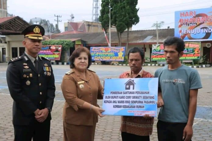 bupati_karo_sumbang_satu_unit_rumah_bagi_keluarga_almarhum_sempurna_pasaribu