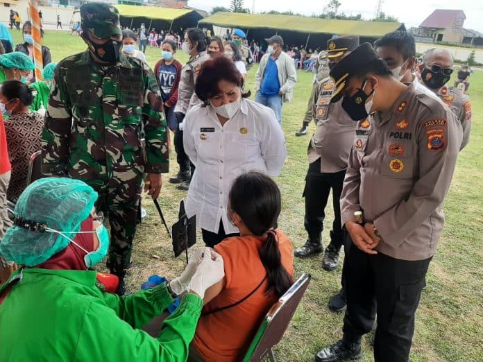 bupati_karo_tinjau_vaksinasi_massal_di_lapangan_samura_kabanjahe