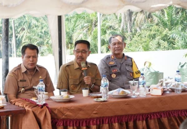 bupati_labusel_minta_kadis_disdukcapil_genjot_pembuatan_ktp_untuk_pemilih_pemula