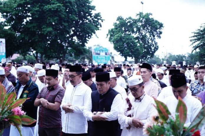 bupati_labusel_sholat_idul_adha_bersama_warga_di_lapangan_sbbk