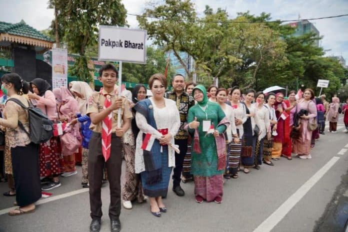 bupati_pakpak_bharat_berharap_kebaya_diakui_unesco_milik_indonesia