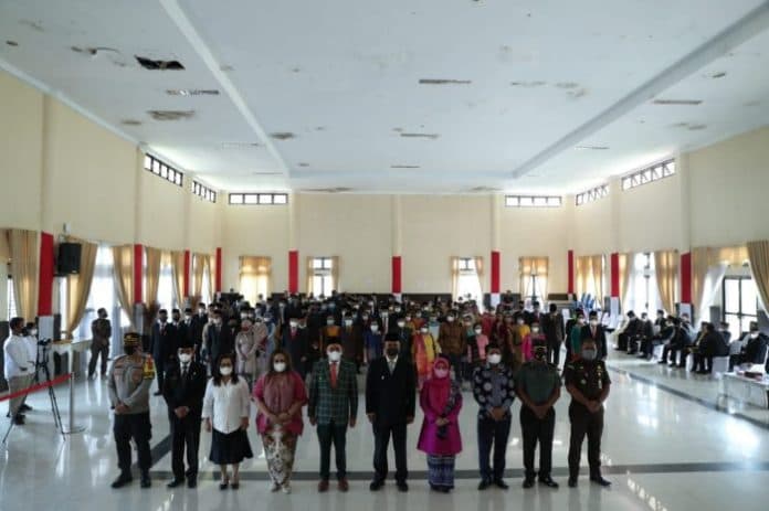 bupati_pakpak_bharat_kukuhkan_123_jabatan_setara_pengawas_ke_dalam_fungsional