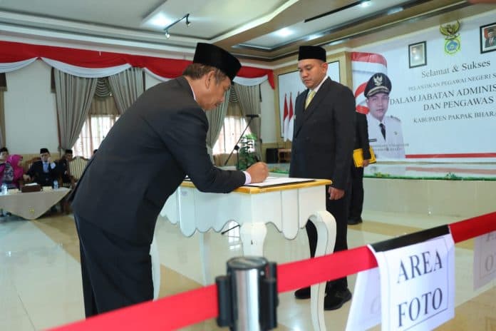 bupati_pakpak_bharat_lantik_60_pejabat_administrator_dan_pengawas