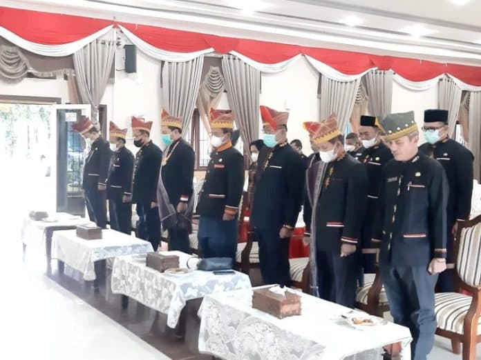 bupati_pakpak_bharat_perkenalkan_pakaian_adat_pakpak_di_hari_lahir_pancasila
