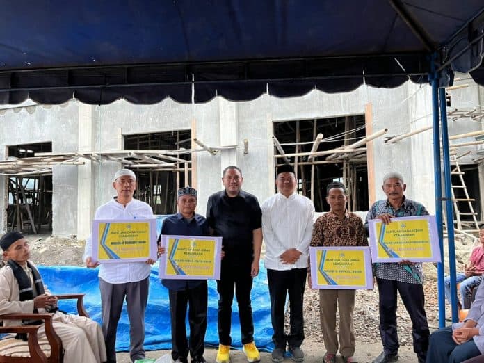 bupati_pakpak_bharat_serahkan_bantuan_dana_hibah_ke_sejumlah_rumah_ibadah
