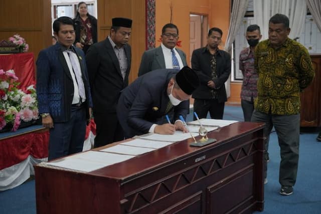 bupati_pakpak_bharat_teken_kua_ppas_apbd_2023