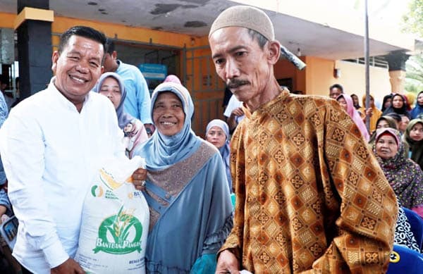 bupati_radiapoh_salurkan_bantuan_cpp_ke_puluhan_ribu_warga_simalungun