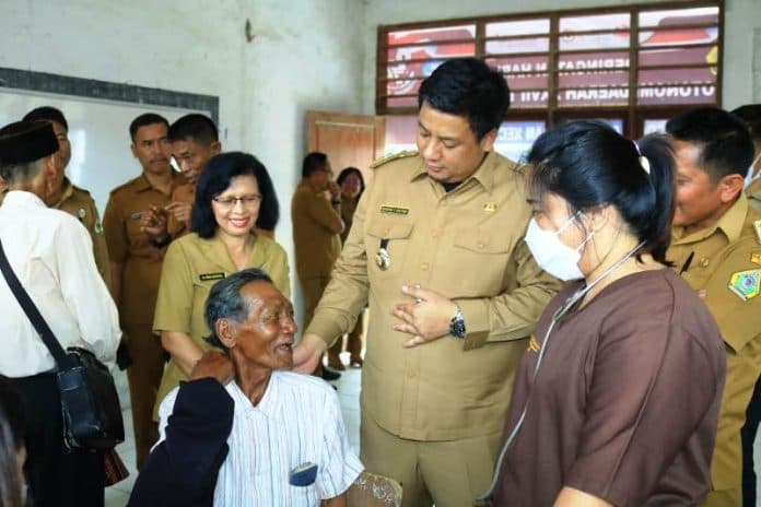 bupati_samosir_bawa_pelayanan_gratis_ke_desa_pamutaran