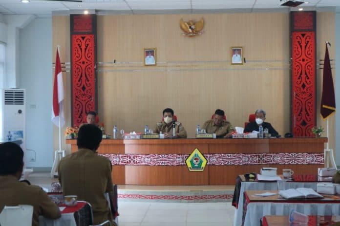 bupati_samosir_raker_dengan_lurah_dan_kades_ini_yang_dibahas