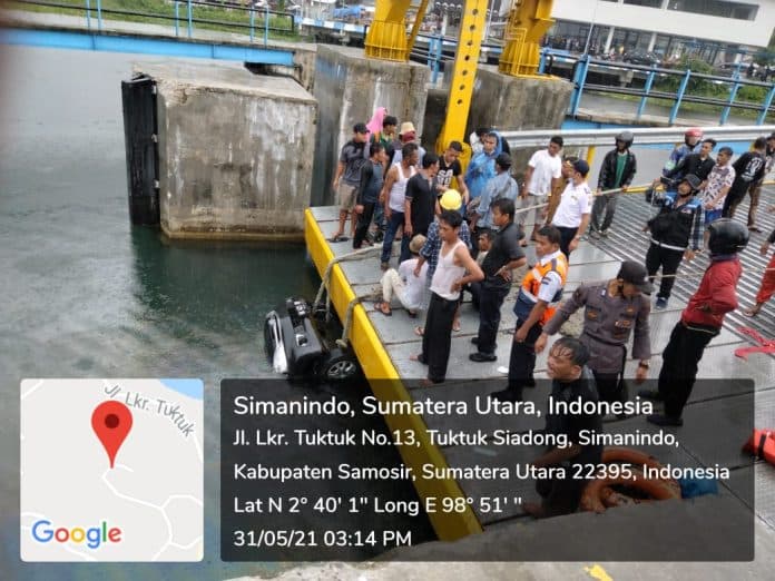 bupati_samosir_sampaikan_belasungkawa_terhadap_keluarga_korban_insiden_kmp_ihan_batak