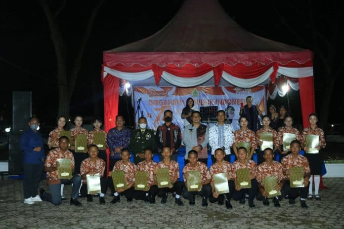 bupati_samosir_serahkan_piagam_dan_uang_pembinaan_kepada_tim_paskibra