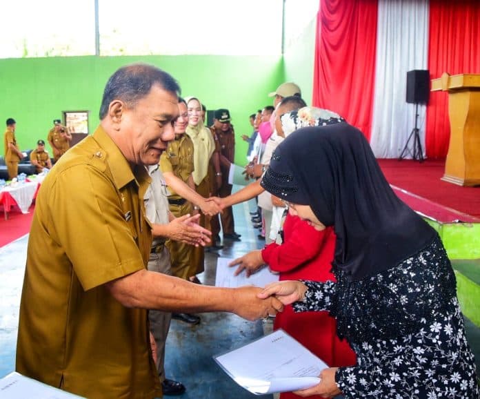 bupati_serahkan_300_sertifikat_kepada_warga_percut_sei_tuan