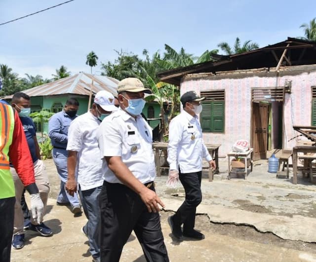 bupati_serahkan_bantuan_kepada_korban_angin_puting_beliung_di_batu_bara