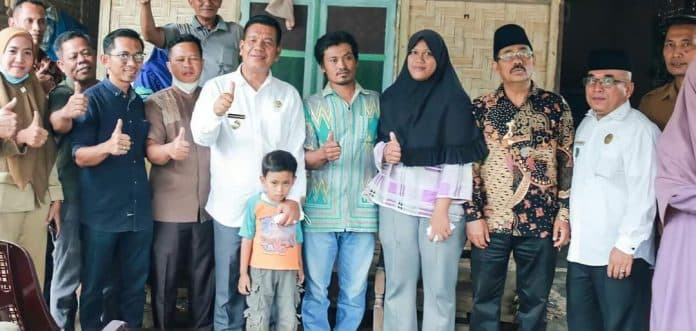 bupati_simalungun_bantu_pengobatan_pratama_yang_mengalami_gangguan_saat_buang_air_kecil