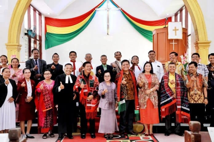 bupati_simalungun_ibadah_di_hkbp_bahal_gajah_tiga_bolon_sumbangkan_15_juta_rupiah