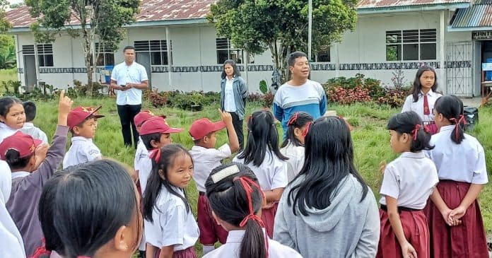 bupati_simalungun_sambangi_sd_2_tiga_runggu_kecamatan_purba